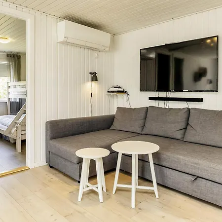 7 Person In Hals-by Traum *