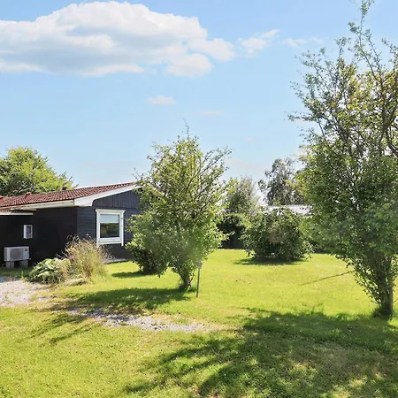 7 Person In Hals-by Traum * Hals