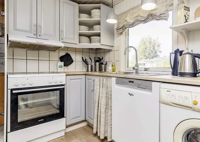 7 Person In Hals-by Traum