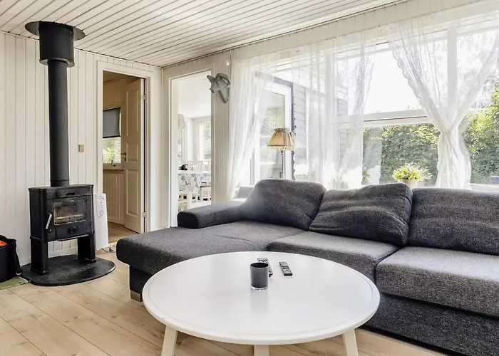 7 Person In Hals-by Traum * Hals