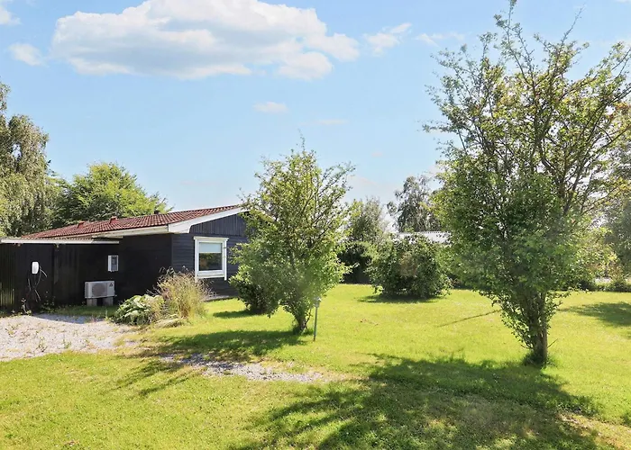 7 Person In Hals-by Traum * Hals